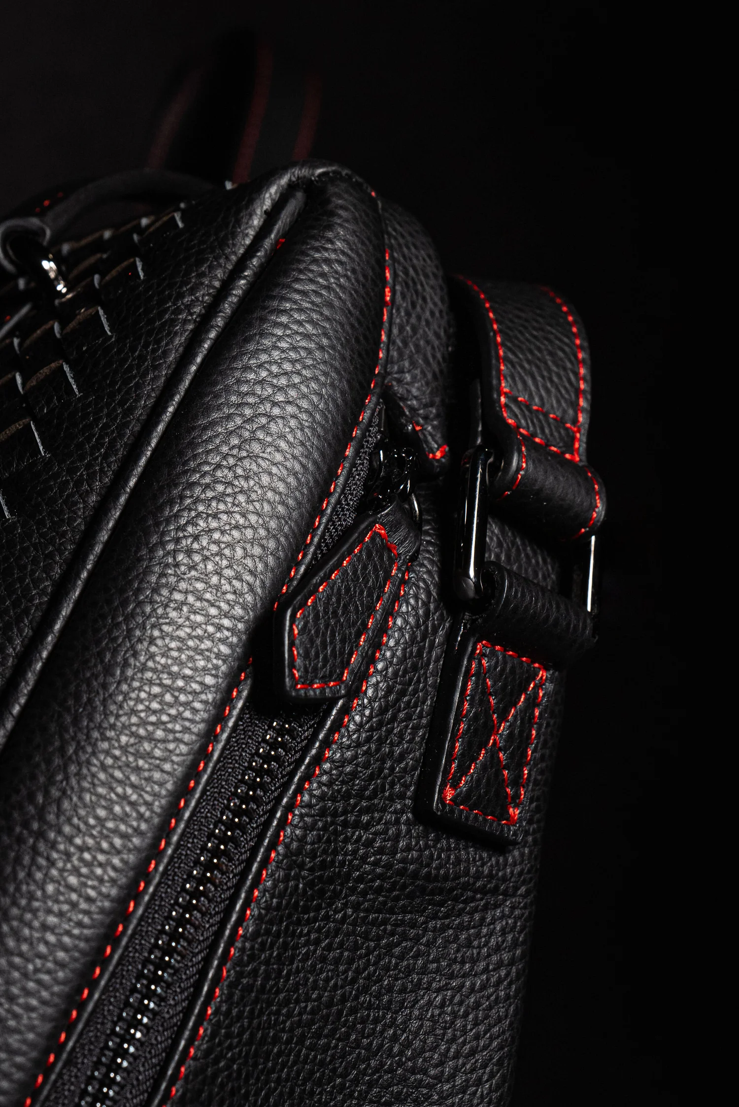 vi vante calibre hand woven leica leather camera bag details black red stitching 5.jpg