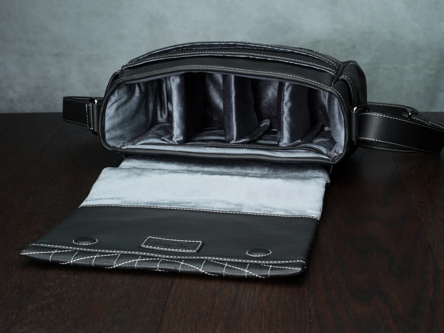 Vi Vante "Exotic" White Stitch Medium Quilted Leather Camera Bag, image 7