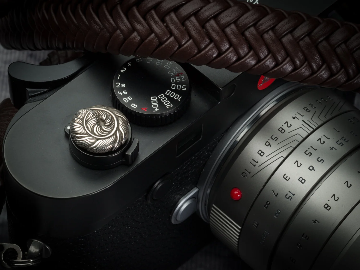 Vi Vante Matador Brown leather braided camera strap Leica M10 jay feather.jpg