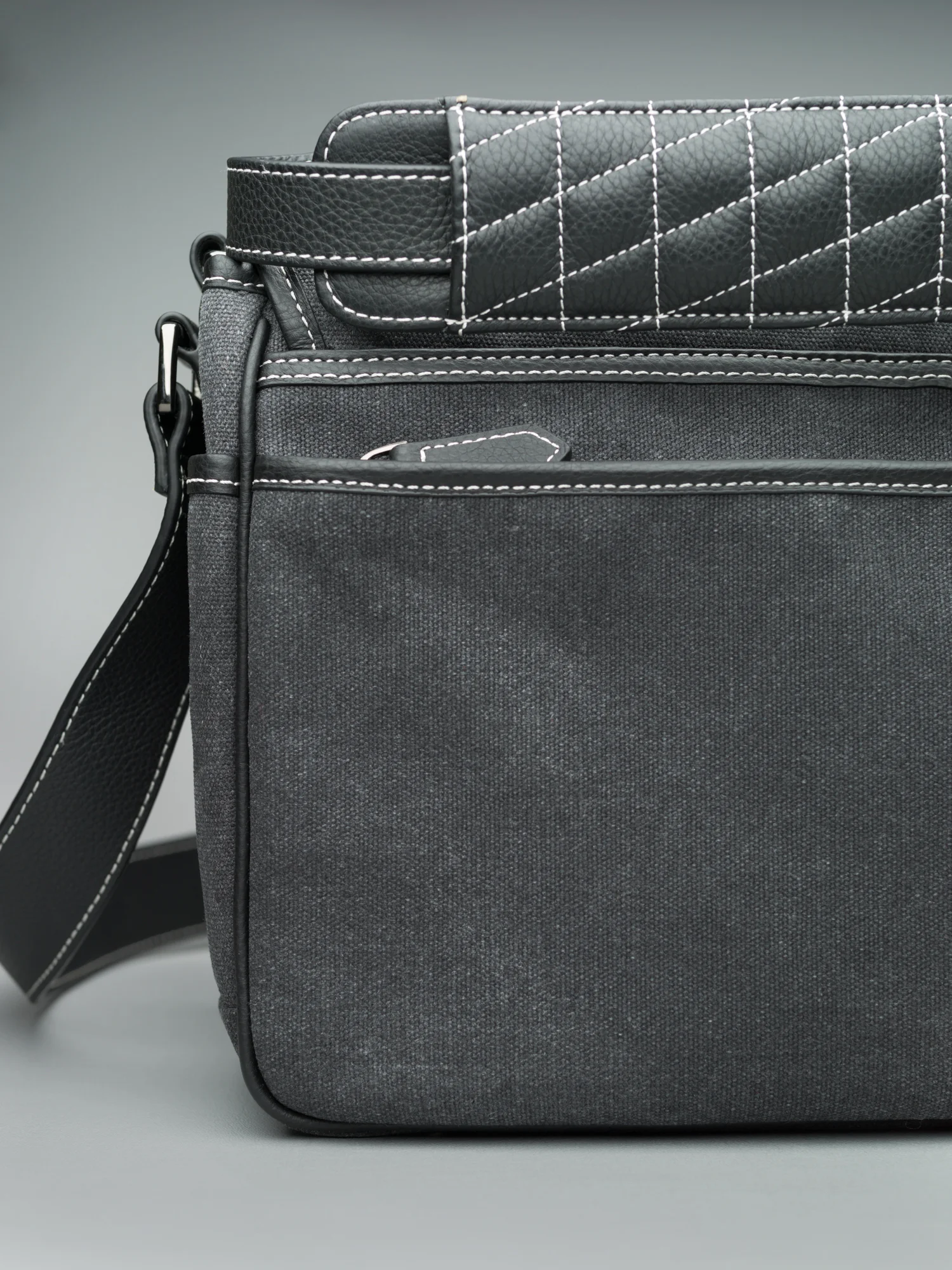 waxed canvas large messenger camera bag for dslr mirrorless cameras Nikon canon leica sony fuji Hasselblad phase one 