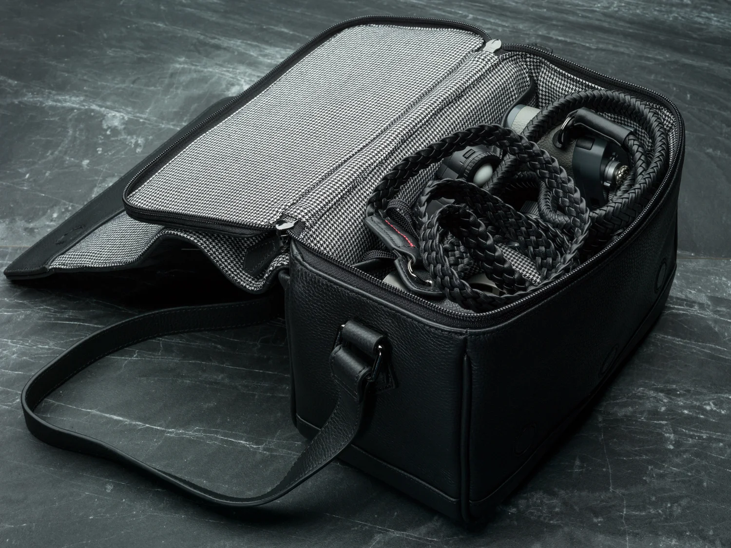 ona camera bags are garbage