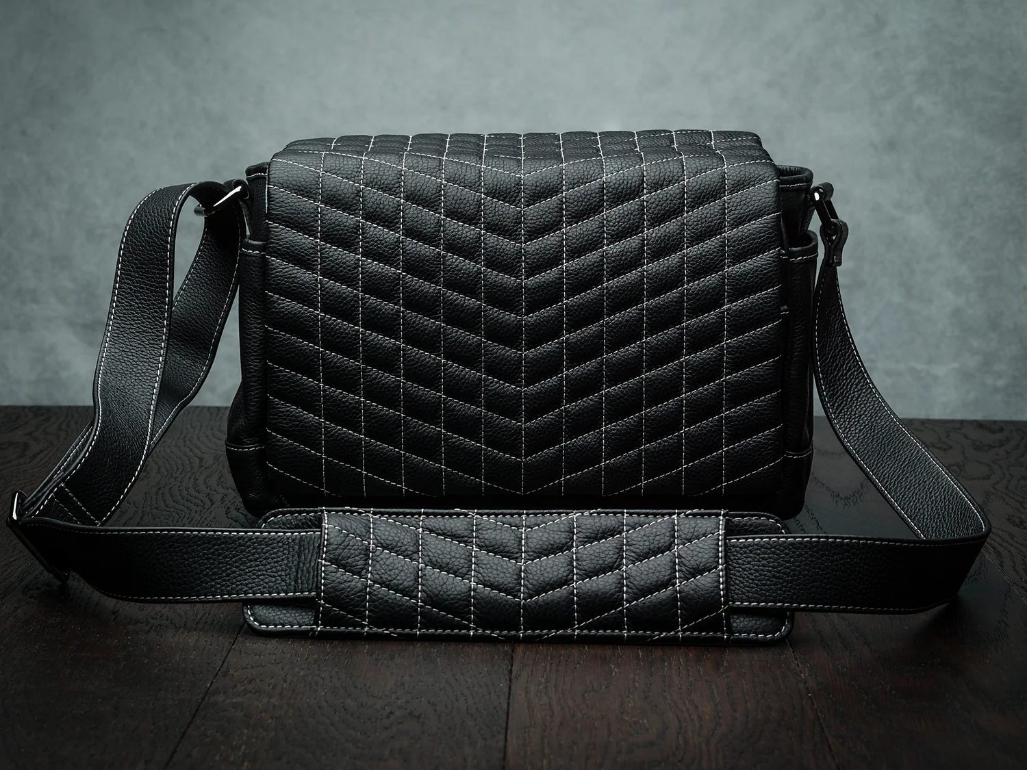 Vi Vante "Exotic" White Stitch Medium Quilted Leather Camera Bag