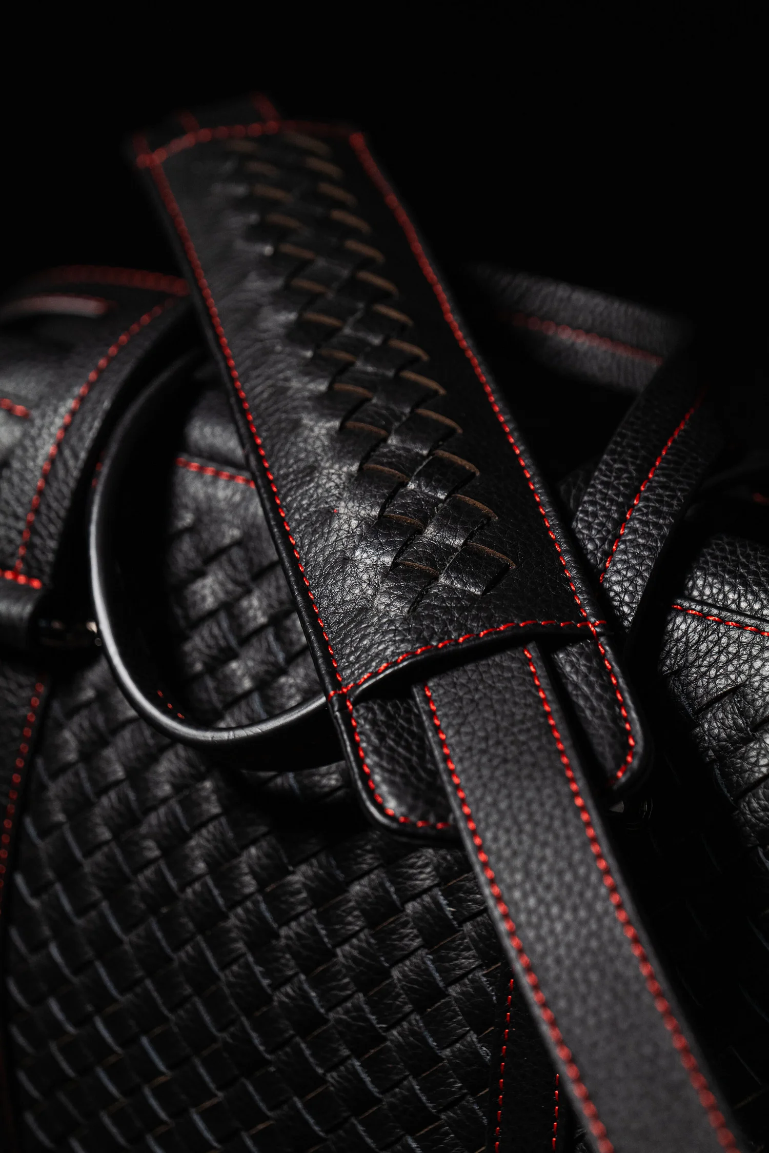 vi vante calibre hand woven leica leather camera bag details black red stitching 2 .jpg