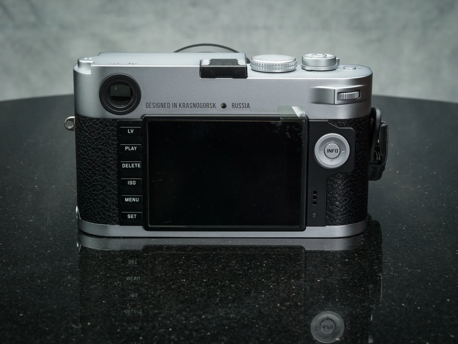 Zenit M240 Zenitar Camera 35mm F1 Lens Leica Rumors Vi Vante back.jpg