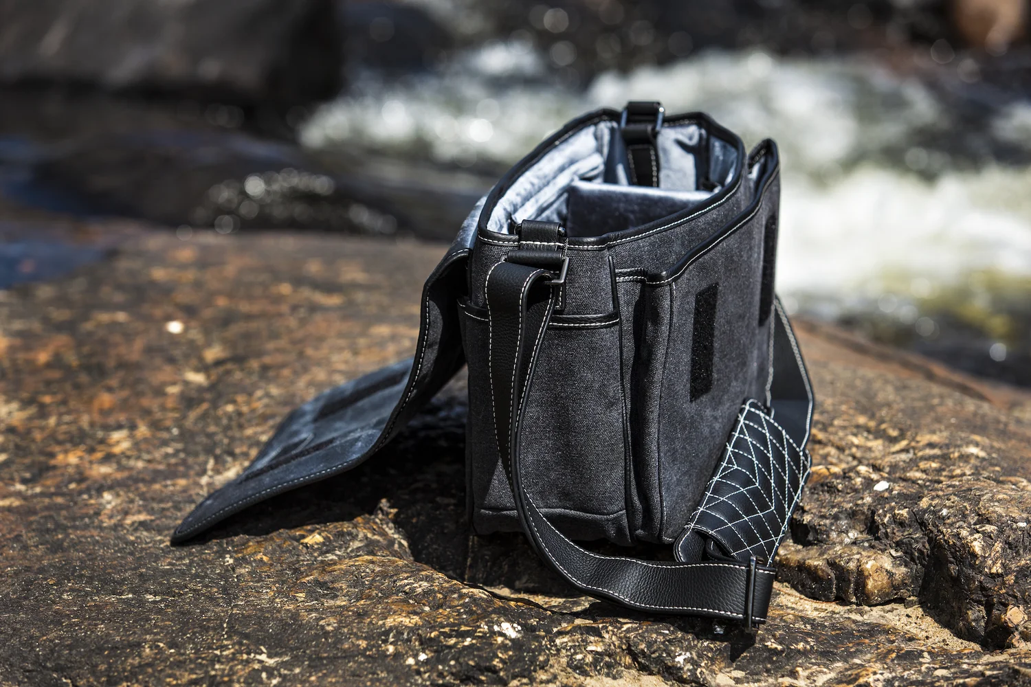 waxed canvas large messenger camera bag for dslr mirrorless cameras Nikon canon leica sony fuji Hasselblad phase one