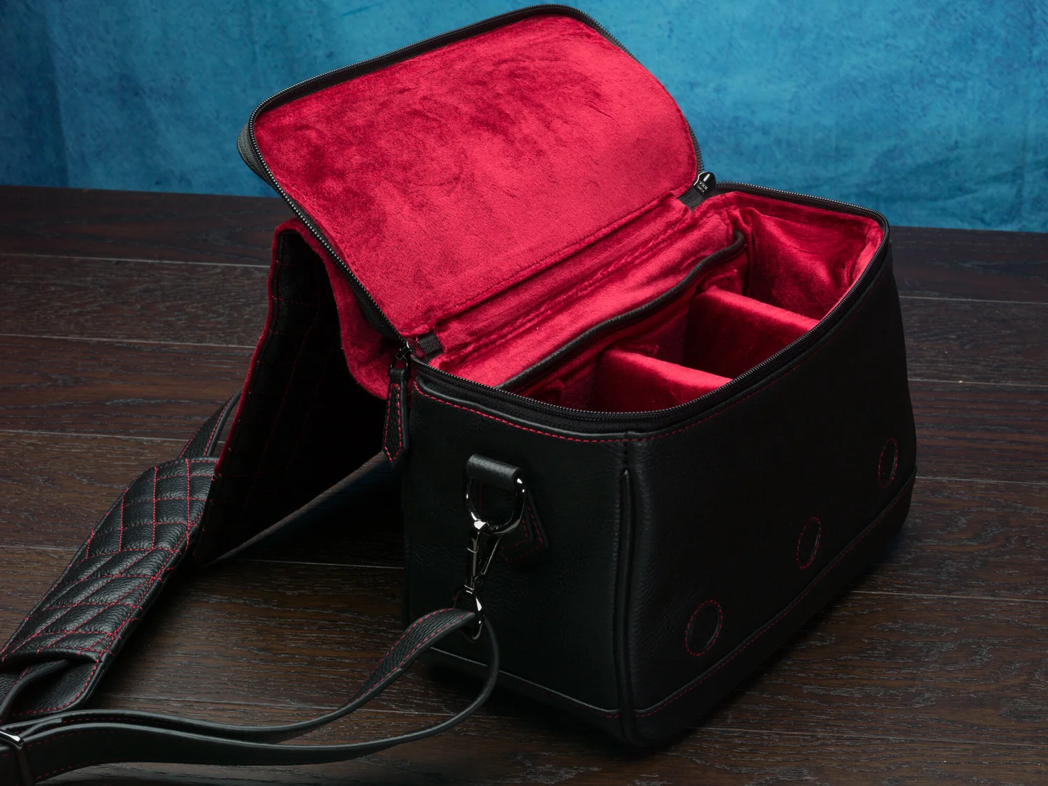 Vi Vante Dual Flap "Pegasus V2" Black Leather Camera Bag with Red Quilting, image 3